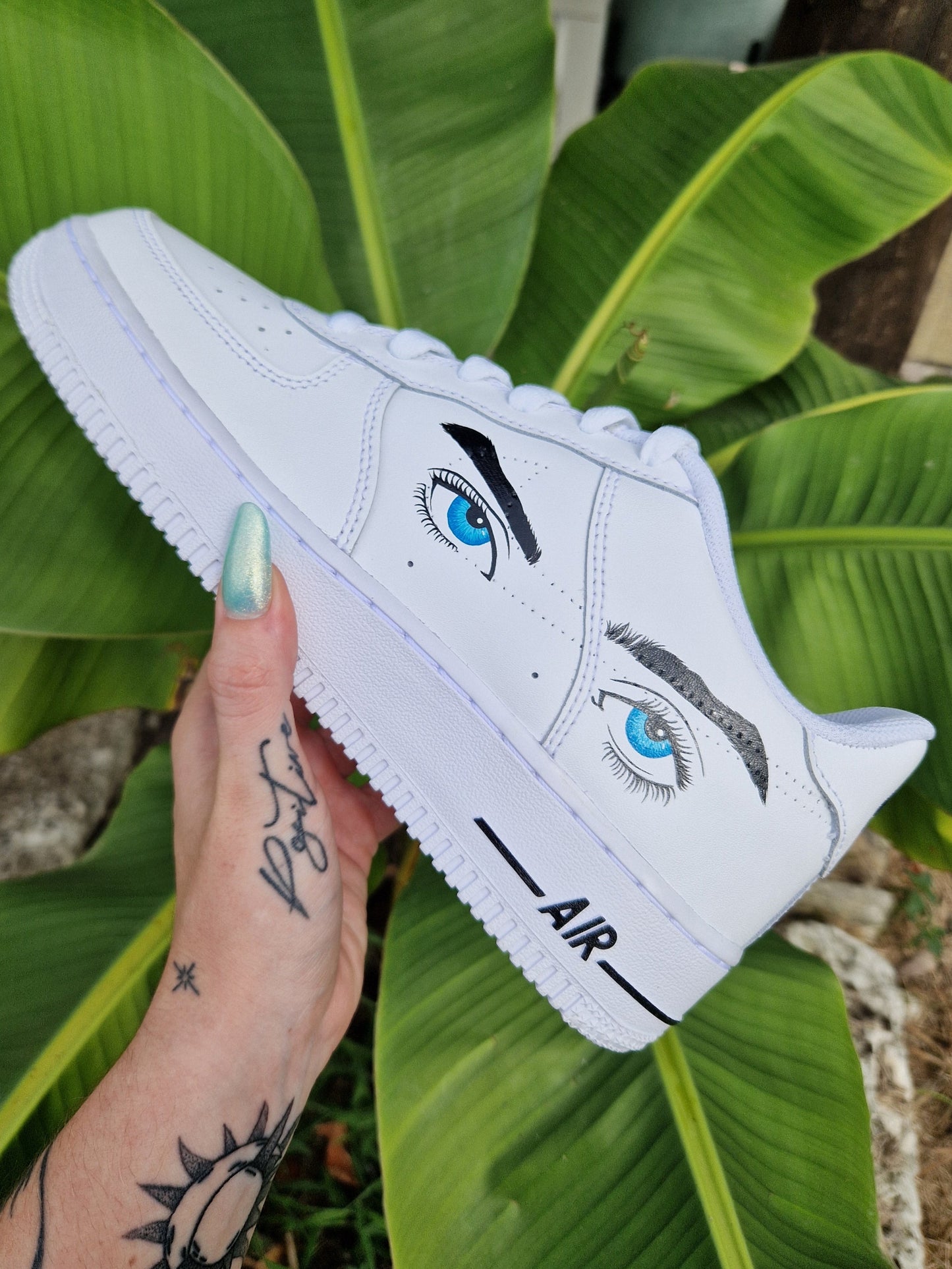 Nike Air Force 1 custom avec les yeuxde Billie Eilish peint à la main