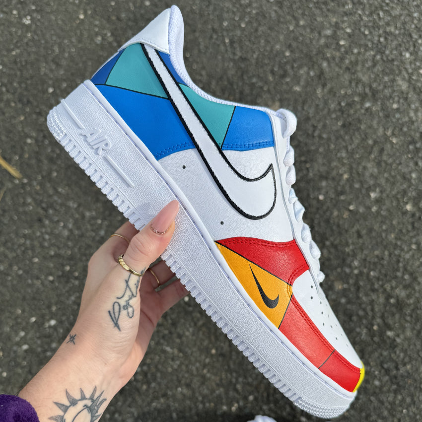 Custom Nike Air Force 1 full color block rouge, orange, bleu et vert, personnalisable.