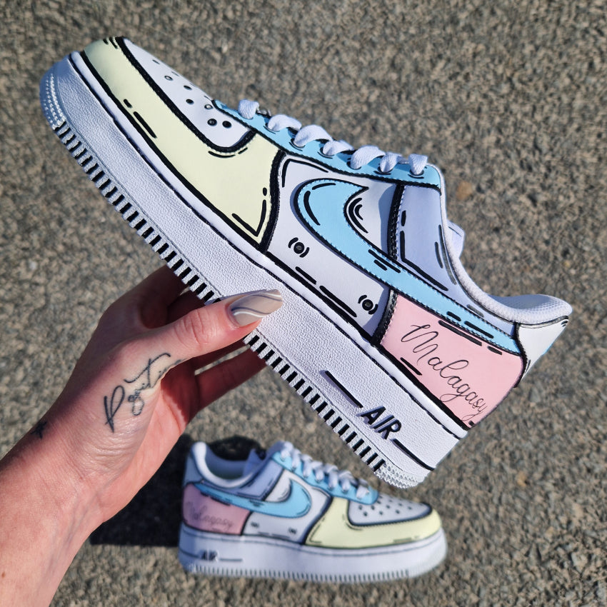Nike Air Force 1 custom Cartoon multicolore avec avant et arrière peints à la main de différentes couleurs – exemple avec inscription personnalisée à la demande du client