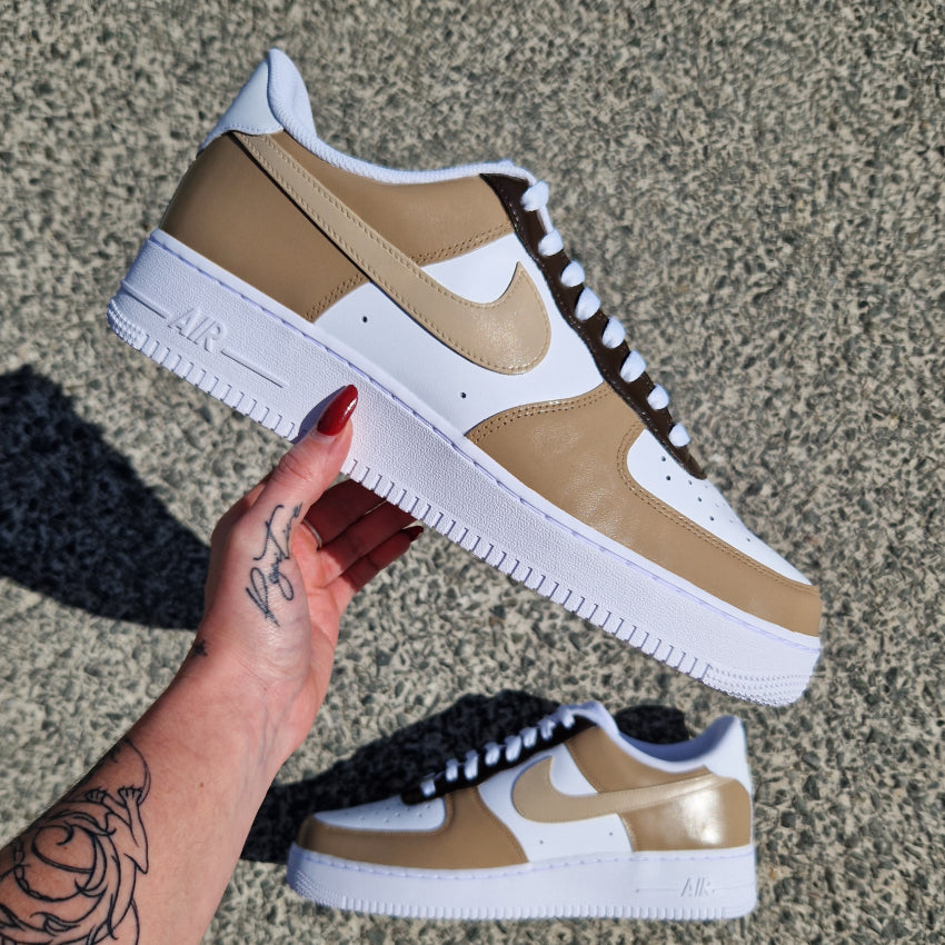 Custom Nike Air Force 1 thème café : peinture artisanale dans les tons marron, beige, moka.