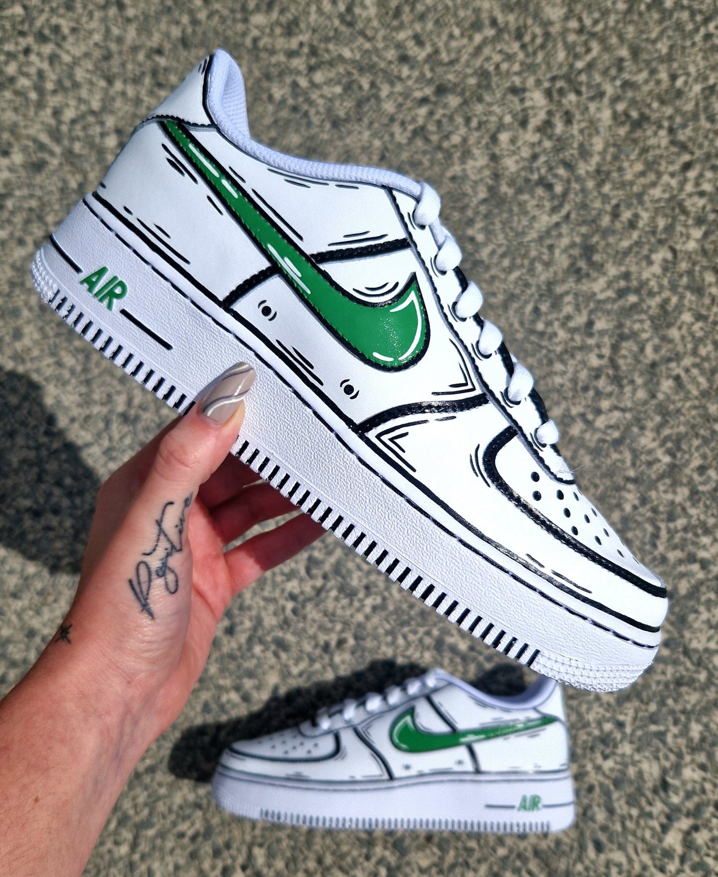 Nike Air Force 1 customisée style cartoon avec swoosh vert peints à la main – personnalisable
