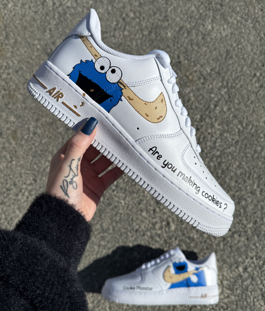 Custom Cookie Monster : le monstre bleu joue avec le swoosh comme un cookie – une création peinte à la main, ludique et unique.