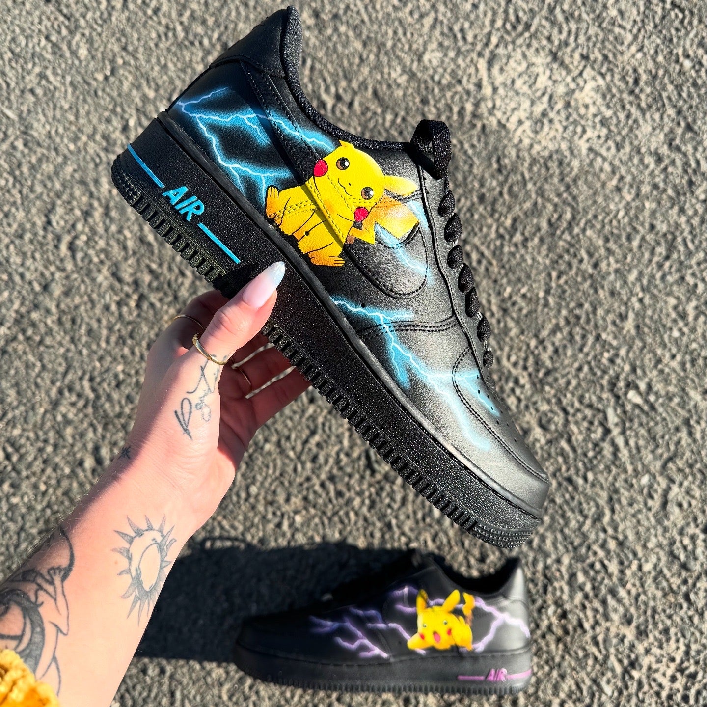 Nike Air Force 1 personalizadas Pikachu – ¡Ataque de Rayos!: un par pintado a mano con Pikachu y rayos estilizados. Color de los rayos a elección, base negra o blanca bajo pedido.