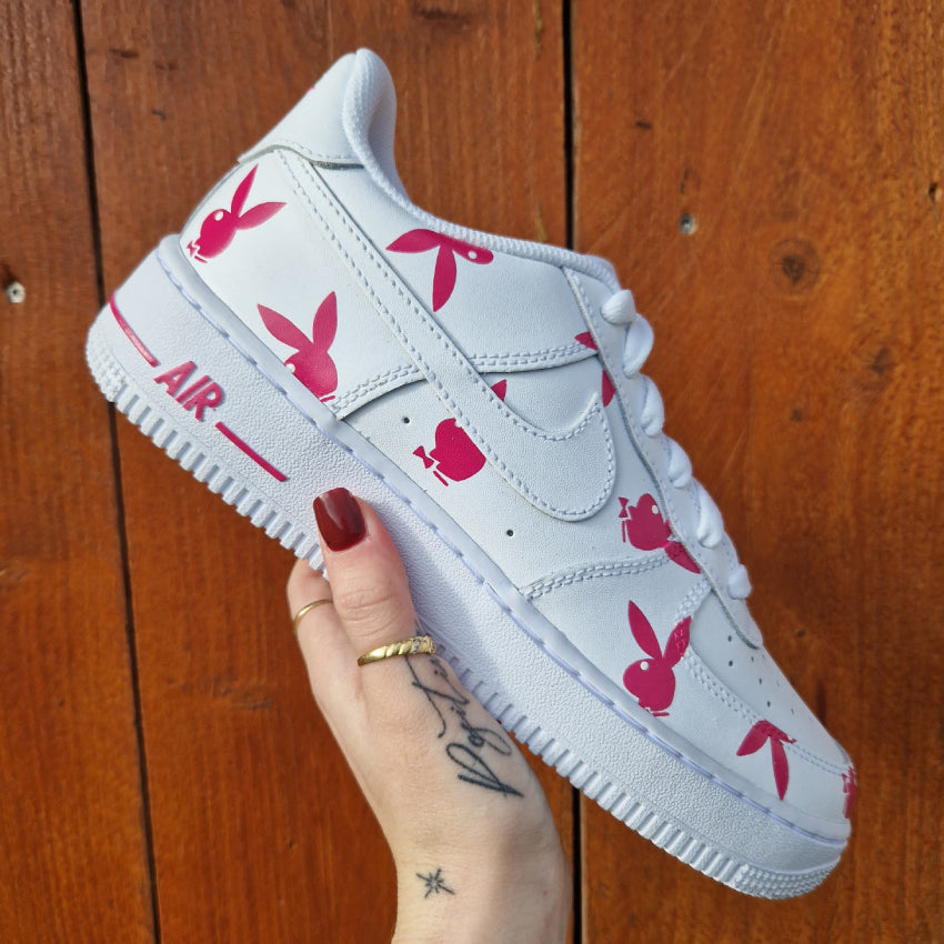 Nike Air Force 1 custom avec logos Playboy roses peints à la main sur les côtés internes et externes – couleur personnalisable.