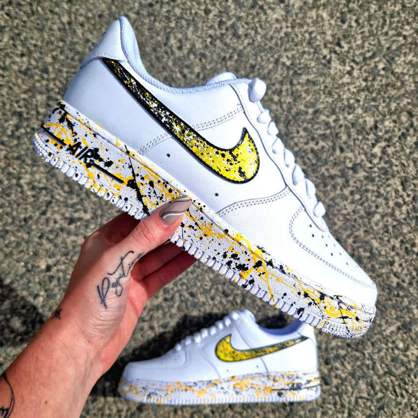 Nike Air Force 1 custom avec swoosh en dégradé jaune et noir et effets splash éclaboussés