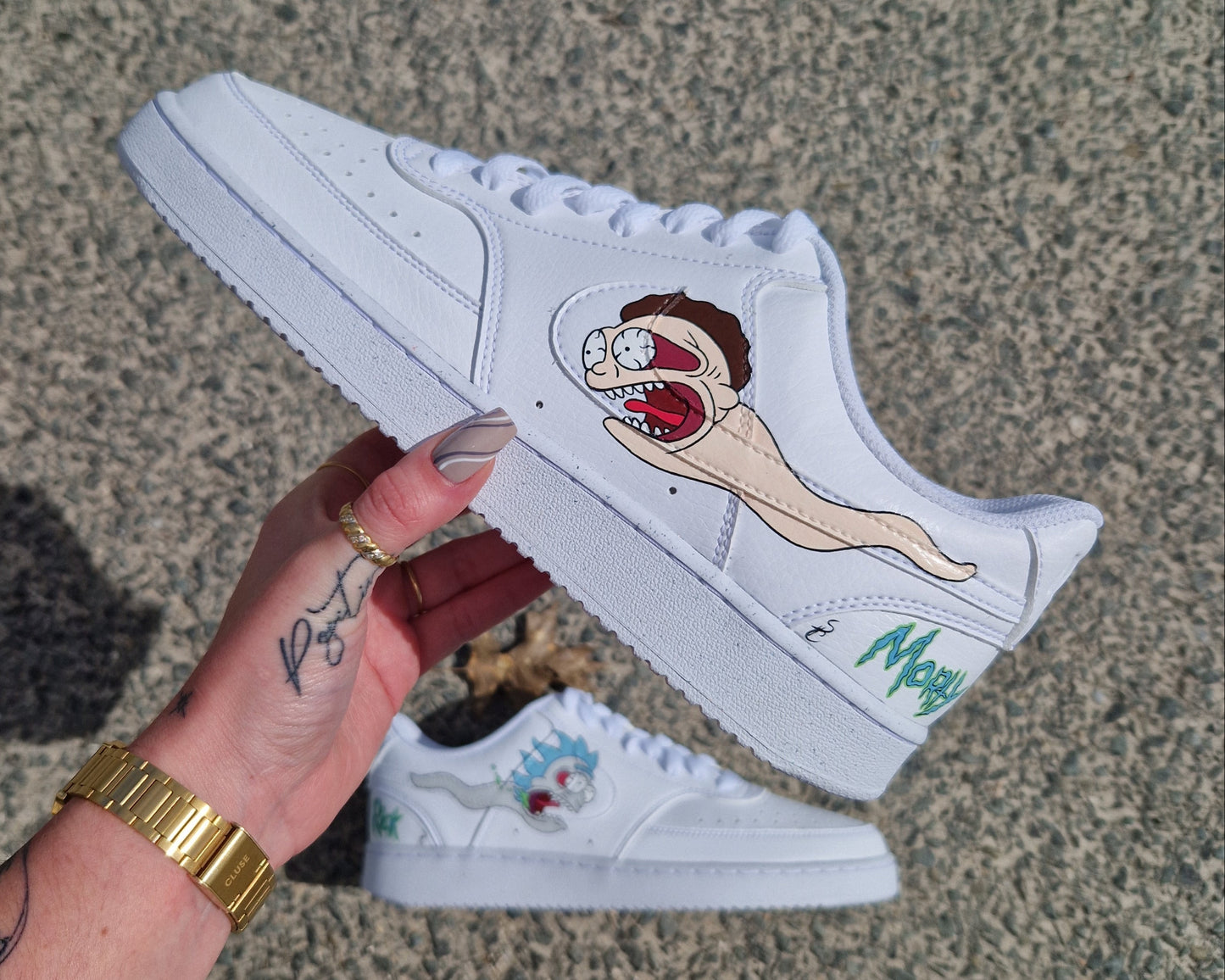 Custom Nike Court Vision Low Rick et Morty en forme de têtard dans le swoosh – modèle aussi dispo sur Air Force 1. Pied gauche.