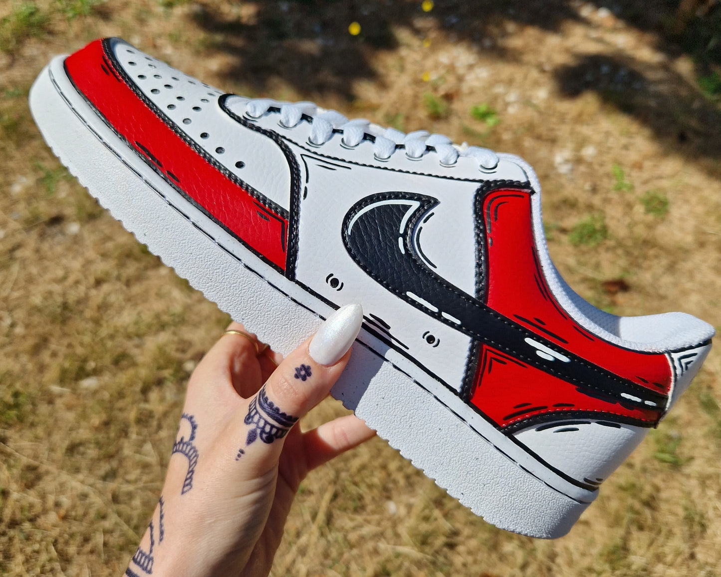 Nike Court Vision Low custom Cartoon avec avant et arrière colorés – peinture à la main et contours dessinés, couleur rouge
