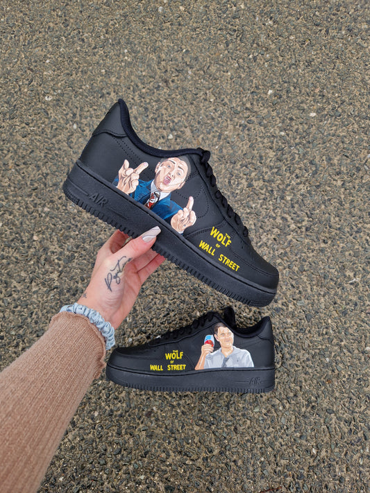 Zapatilla Nike Air Force 1 negra personalizada a mano con el retrato realista de Leonardo DiCaprio como Jordan Belfort, diseño artístico de alta calidad.