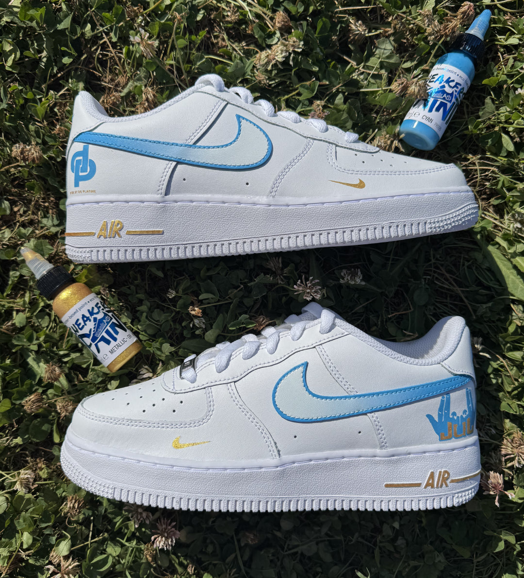 Par de Nike Air Force 1 personalizadas a mano inspiradas en JUL y su álbum “D’or et de Platine”, con detalles dorados y plateados.