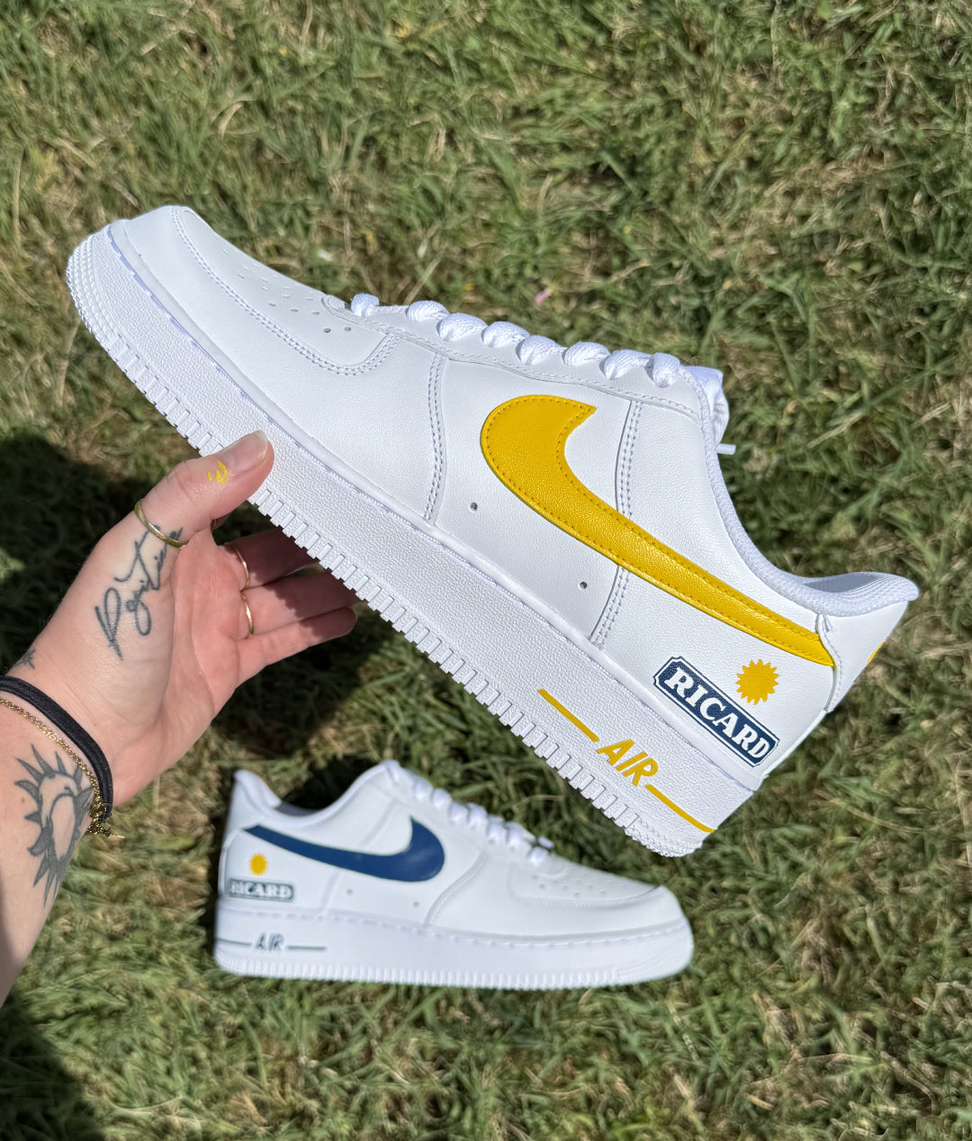Zapatilla izquierda de Nike Air Force 1 personalizada a mano con el mismo diseño Ricard, swooshes azules y amarillos y logo Ricard trasero.