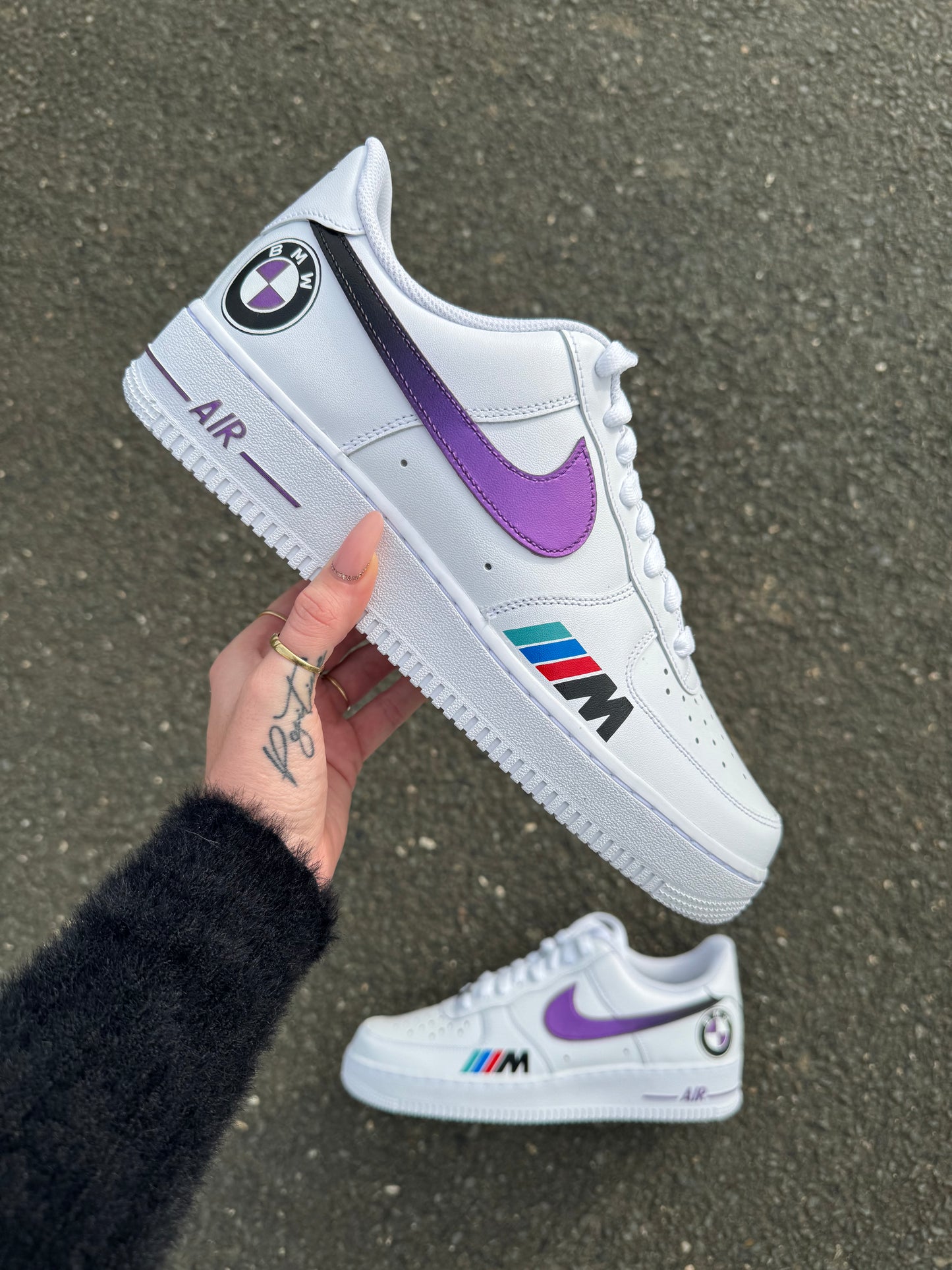 Nike Air Force 1 custom avec 4 swoosh en dégradé métallique noir et violet, logo BMW à l’arrière et logo Motorsport à l’avant, peinture à la main. Vue sur chaussure droite.