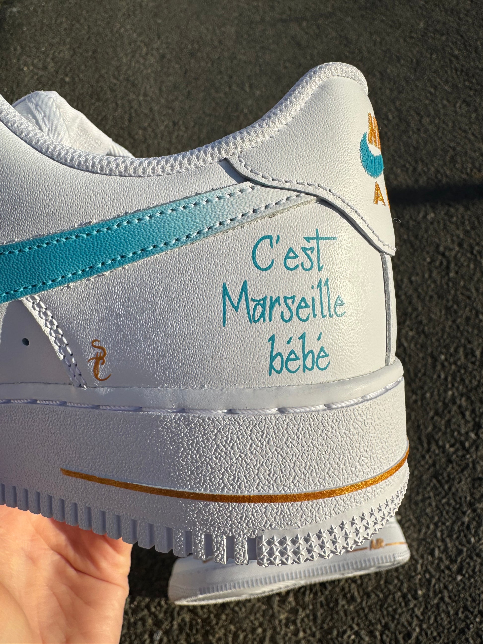 Vue sur le côté interne arrière avec la phrase "C'est Marseille bébé".