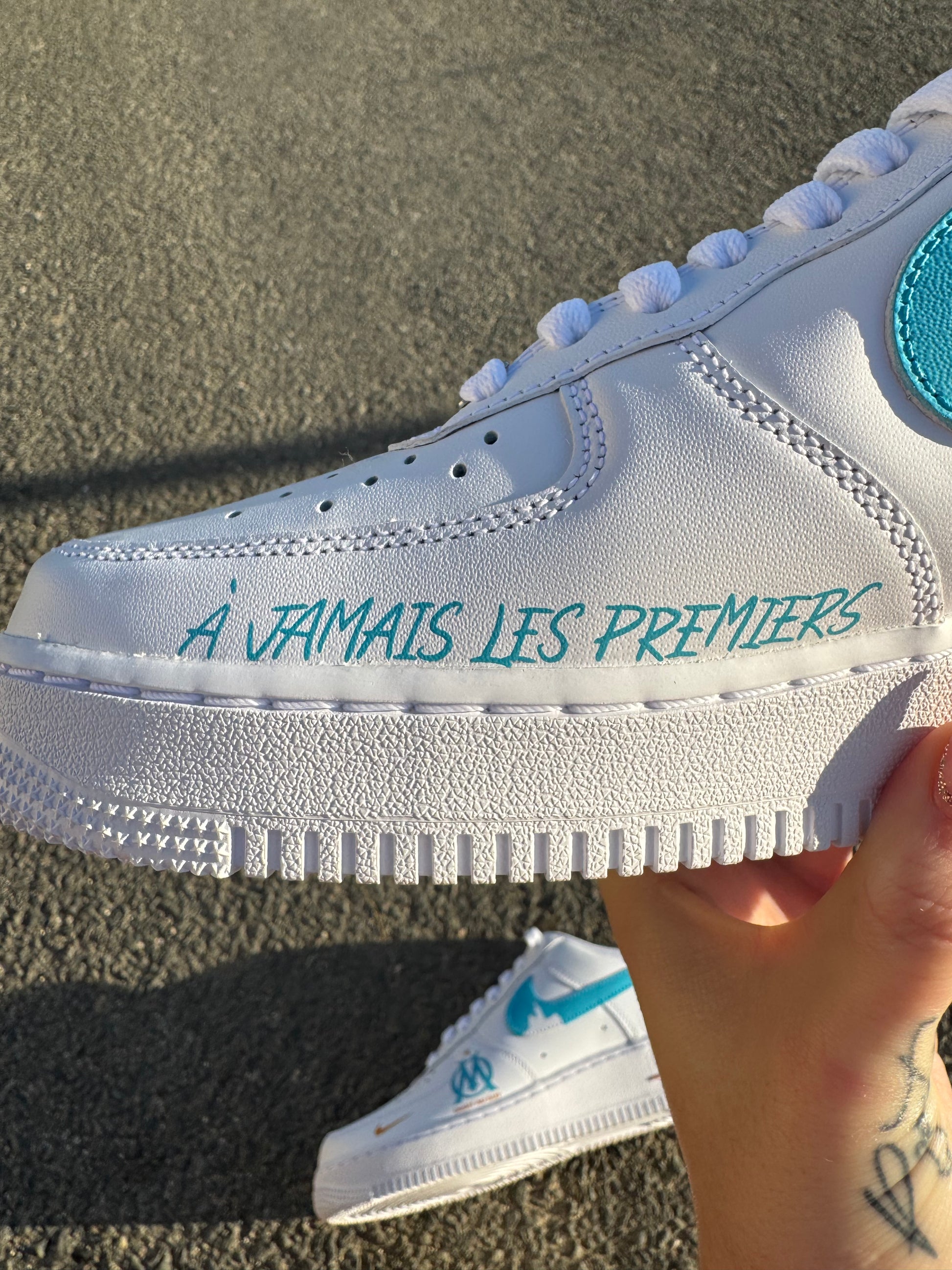 Vue sur le côté interne avant avec la phrase "A jamais les premiers".