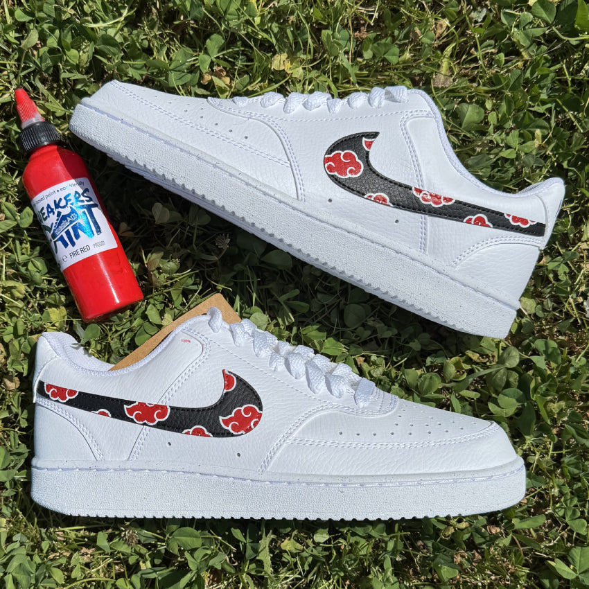 Nike Court Vision Low custom avec les quatre swoosh peints à la main, remplis du motif Akatsuki rouge sur fond noir, inspiré de l’univers Naruto.