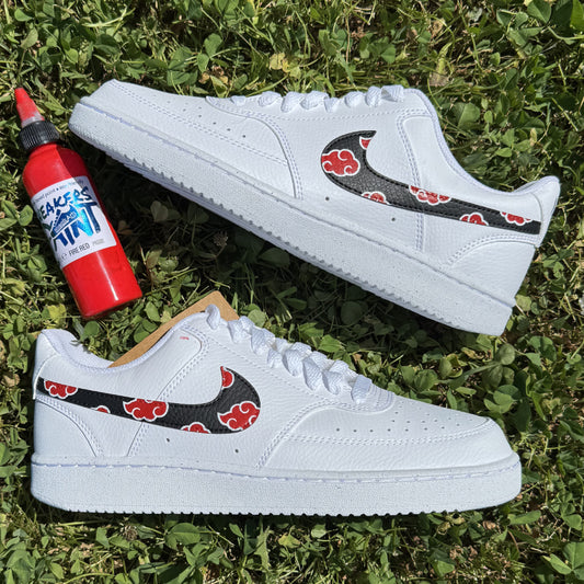 Nike Court Vision Low custom avec les quatre swoosh peints à la main, remplis du motif Akatsuki rouge sur fond noir, inspiré de l’univers Naruto.