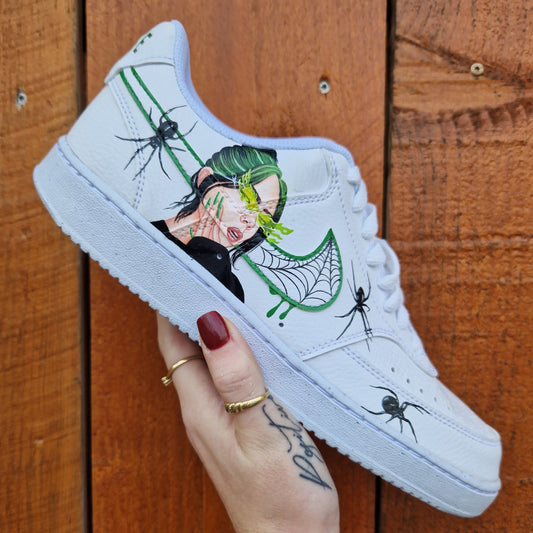 Nike Air Force 1 personalizadas de Billie Eilish en verde con retrato, cita, arañas y telaraña pintadas a mano en los laterales externos.