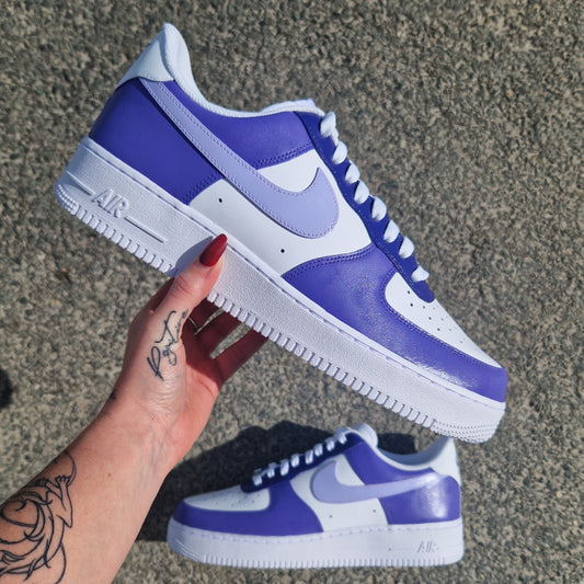 Custom Nike Air Force 1 thème bleu lavande, full peinture artisanale, couleurs personnalisables
