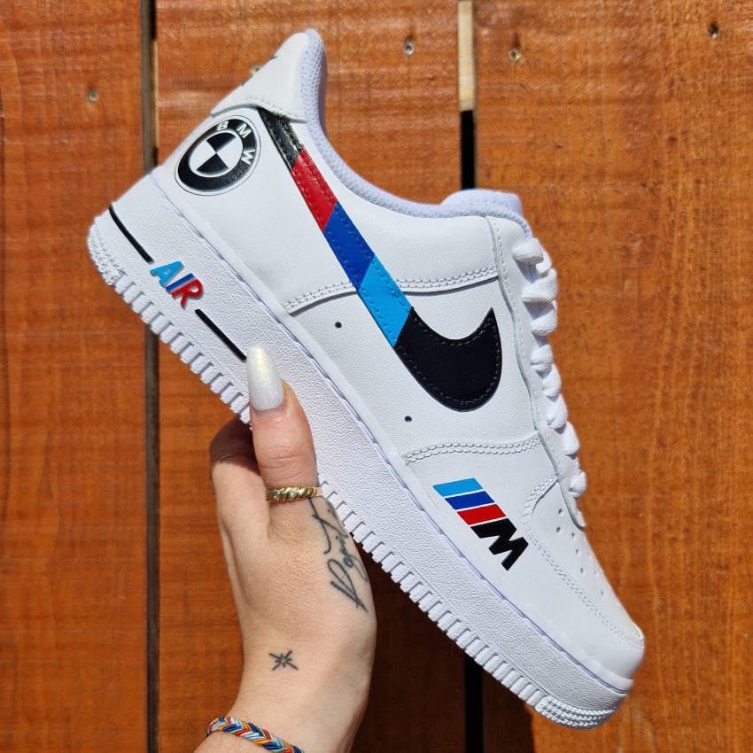 Nike Air Force 1 customisée avec les couleurs BMW Motorsport sur les swoosh, logo BMW à l’arrière et logo Motorsport peint à l’avant. Design peint à la main.