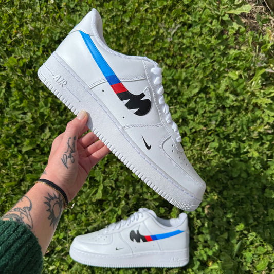 Nike Air Force 1 personalizadas minimalistas con 4 swoosh en los colores de BMW Motorsport y pequeño logo de Nike discreto en la parte delantera externa, pintadas a mano.