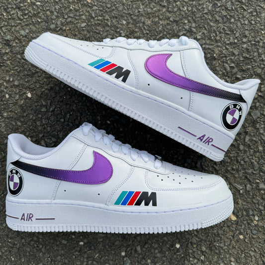 Nike Air Force 1 custom avec 4 swoosh en dégradé métallique noir et violet, logo BMW à l’arrière et logo Motorsport à l’avant, peinture à la main.