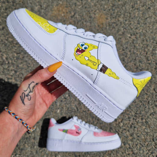 Custom Nike Air Force 1 Bob l’Éponge x Patrick avec swoosh design et peintures avant/arrière – peinture dessin animé, coté Bob l'éponge