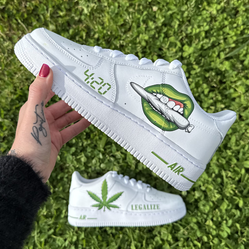 Nike Air Force 1 customisée à la main, thème cannabis avec bouche, joint, feuille et inscriptions 4:20 et Legalize