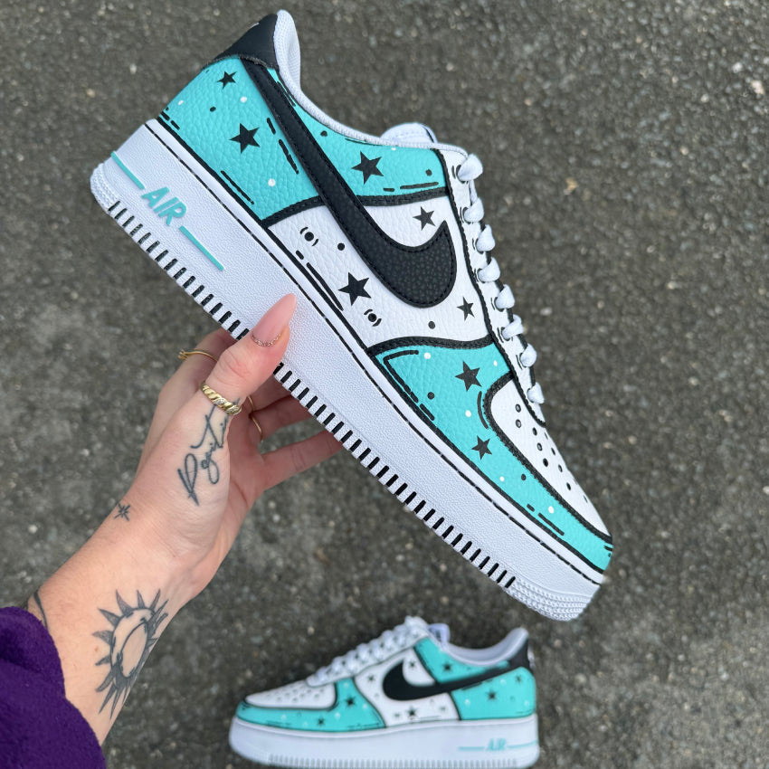 Nike Air Force 1 custom Cartoon avec avant et arrière colorés – peinture à la main et contours dessinés, couleur turquoise