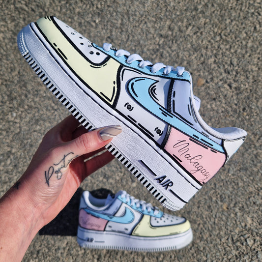 Nike Air Force 1 custom Cartoon multicolore avec avant et arrière peints à la main de différentes couleurs – exemple avec inscription personnalisée à la demande du client