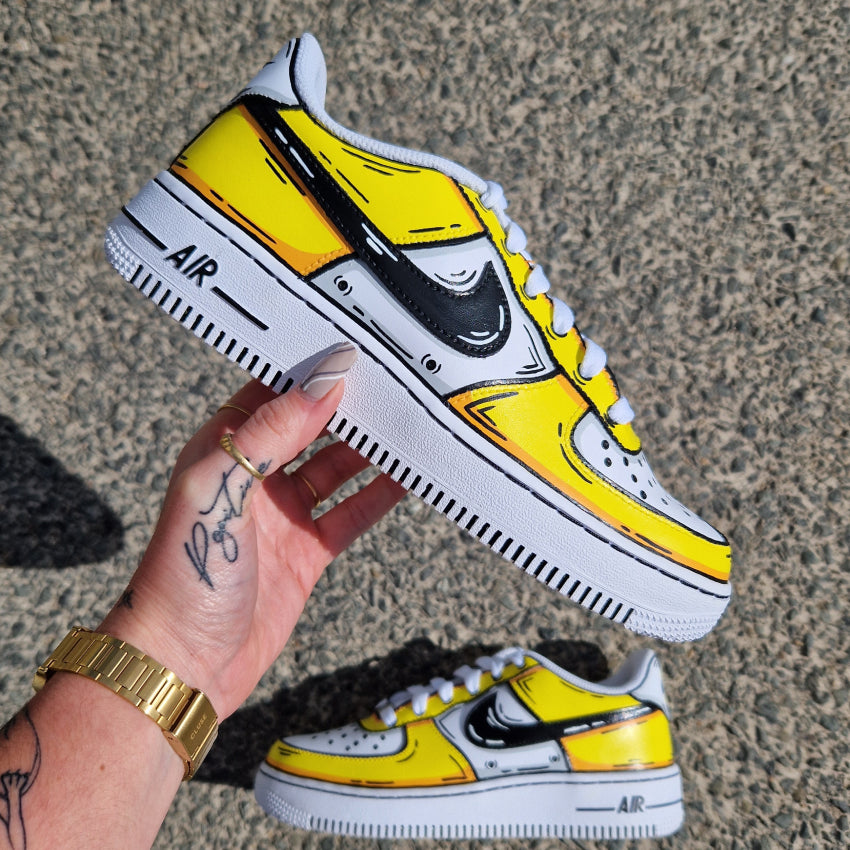 Nike Air Force 1 custom Cartoon Sun avec dégradé jaune-orange, ombrages gris et swoosh noirs peints à la main
