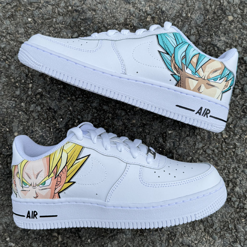 Nike Air Force 1 personalizadas de Dragon Ball Z con dos personajes pintados a mano en los laterales externos: Goku Super Saiyan Blue y Goku Super Saiyan clásico, sobre fondo blanco.