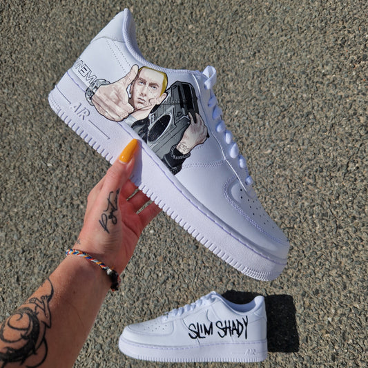 Nike Air Force 1 personalizadas con retrato de Eminem, su radio y las letras "SLIM SHADY" pintadas a mano.