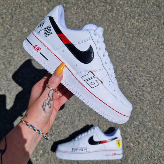 Nike Air Force 1 personalizadas de Ferrari con 4 swoosh negros, logo F1 y varios logos de Ferrari pintados en los laterales externos, creación artesanal única.