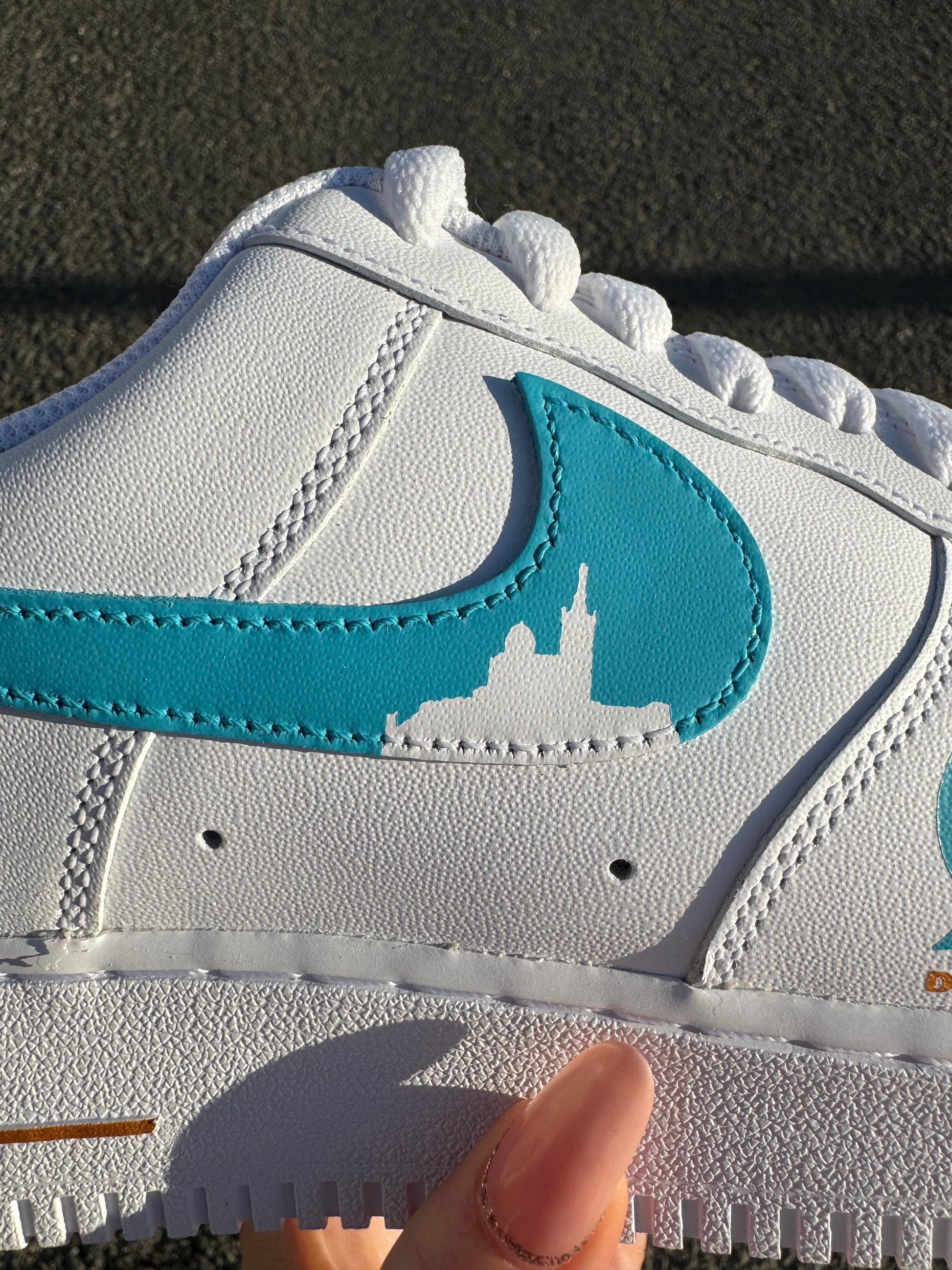 Nike Air force 1 custom OM avec vue sur le swoosh côté externe, avec la silhouette de la bonne mère représentée.
