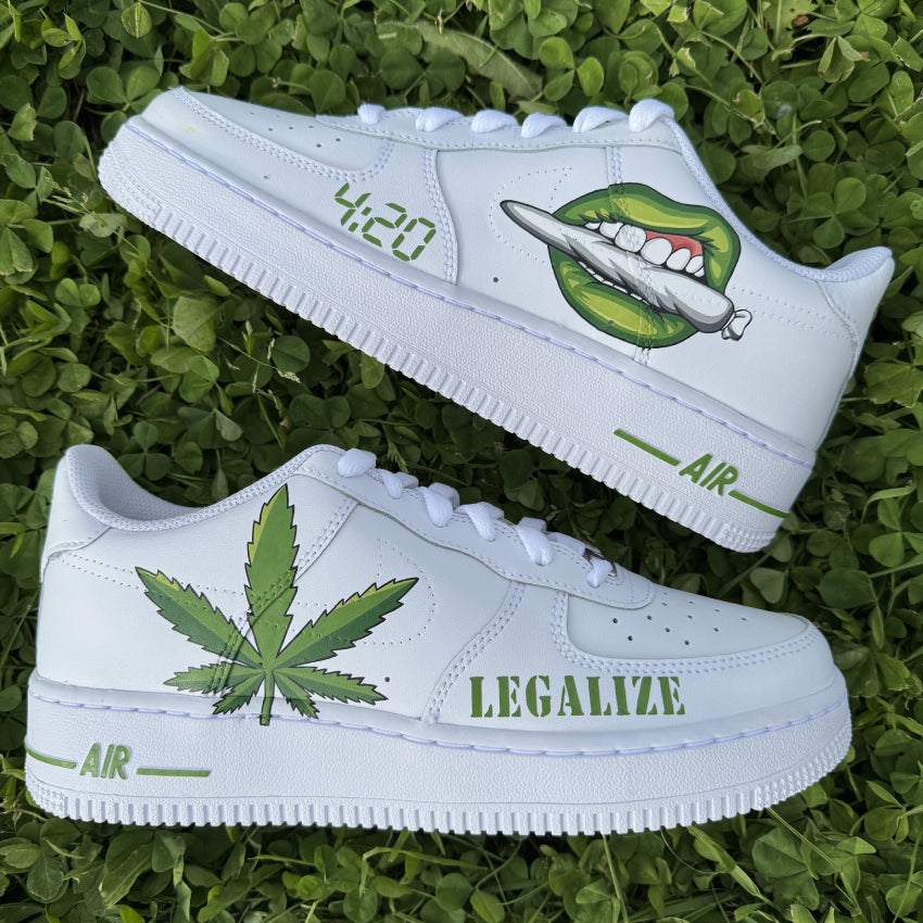 Nike Air Force 1 customisée avec une feuille de cannabis peinte sur le côté et le mot "LEGALIZE" à l’avant de la chaussure. Sur l'autre, une bouche mordant un joint de cannabis et l'heure 4:20