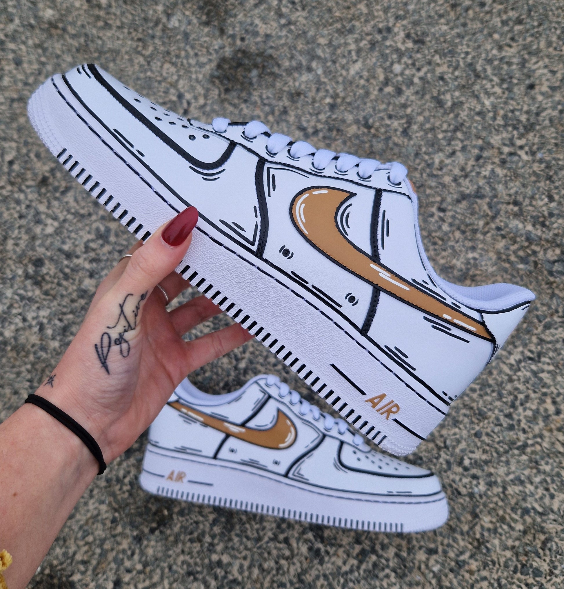 Nike Air Force 1 customisée style cartoon avec swoosh beige peints à la main – personnalisable