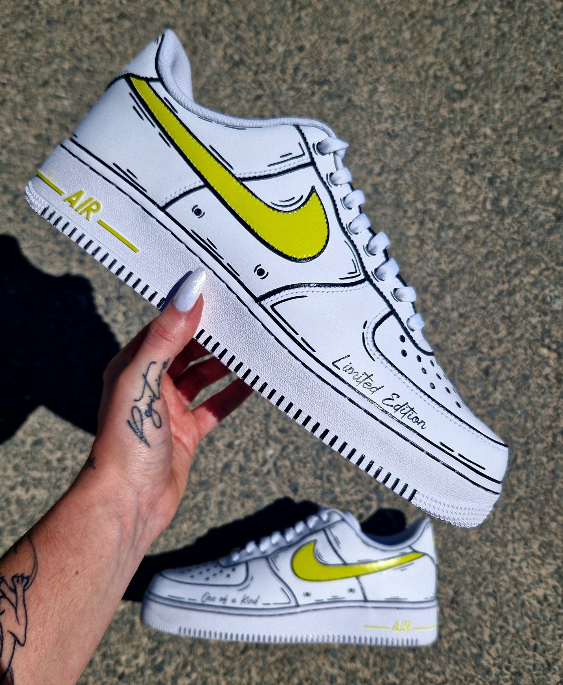 Nike Air Force 1 customisée style cartoon avec swoosh Lime peints à la main – personnalisable
