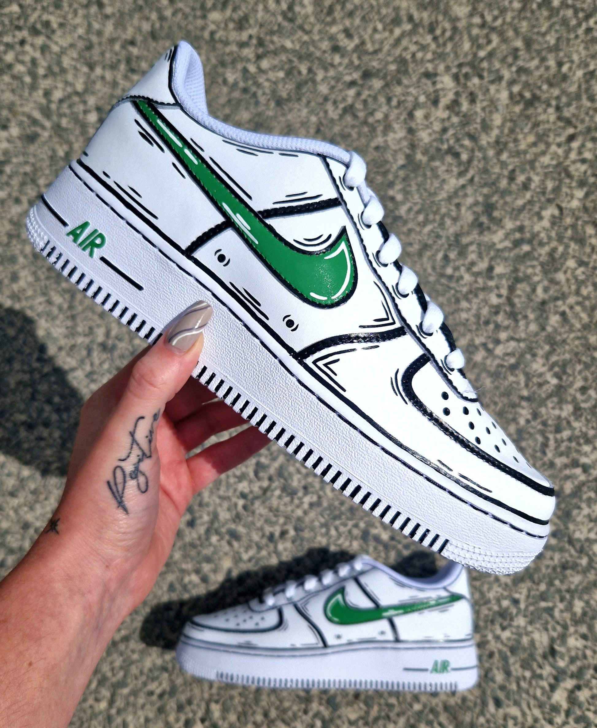 Nike Air Force 1 customisée style cartoon avec swoosh vert peints à la main – personnalisable