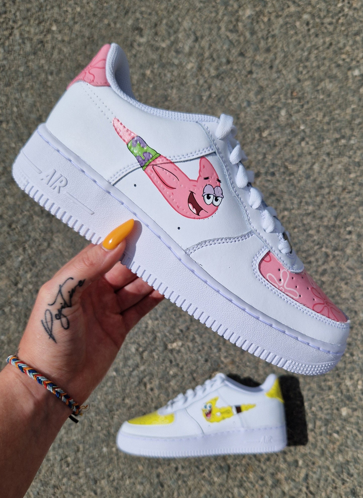 Nike Air Force 1 custom – Bob l’Éponge x Patrick Swoosh : un duo emblématique fusionné au logo Nike, avec peintures avant et arrière, côté patrick