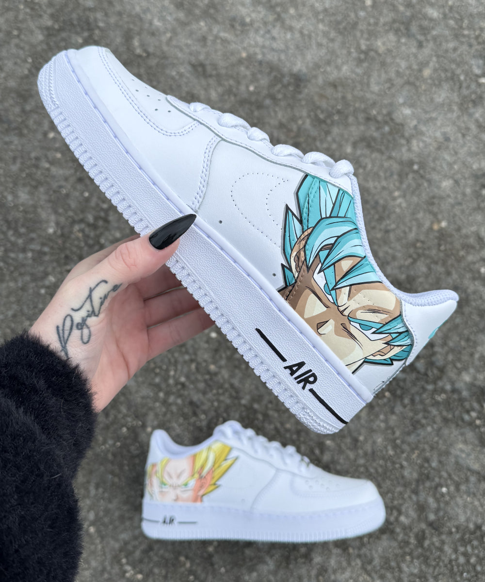 Nike Air Force 1 personalizadas de DBZ con Goku Super Saiyan Blue y Goku Super Saiyan clásico, pintadas a mano. Personaliza tu par con tus personajes favoritos de Dragon Ball Z.