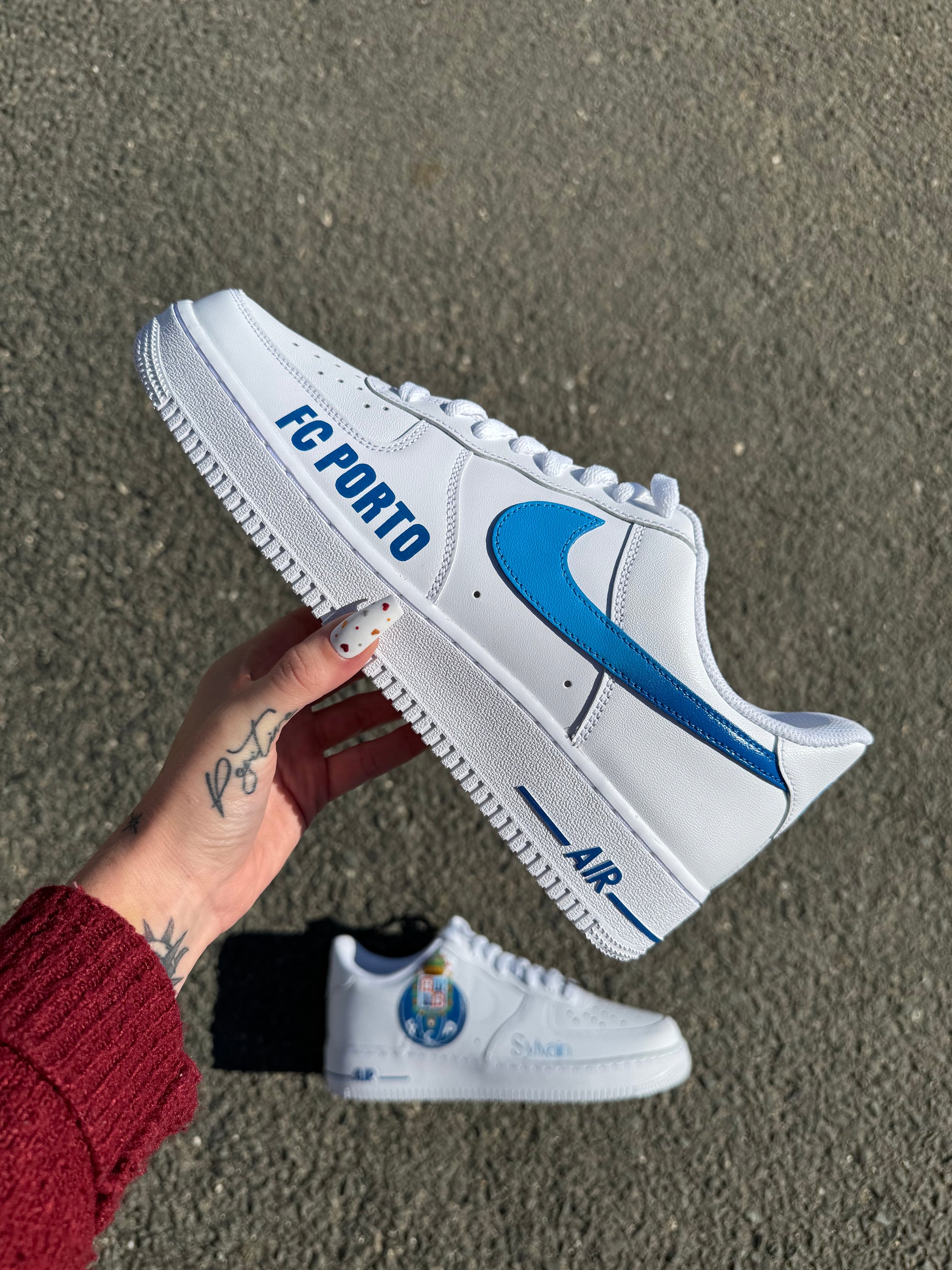 Nike Air Force 1 custom avec logo FC Porto peint à la main sur une chaussure, swoosh dégradé bleu et inscription “FC PORTO” sur l’autre. Vu sur la chaussure gauche.
