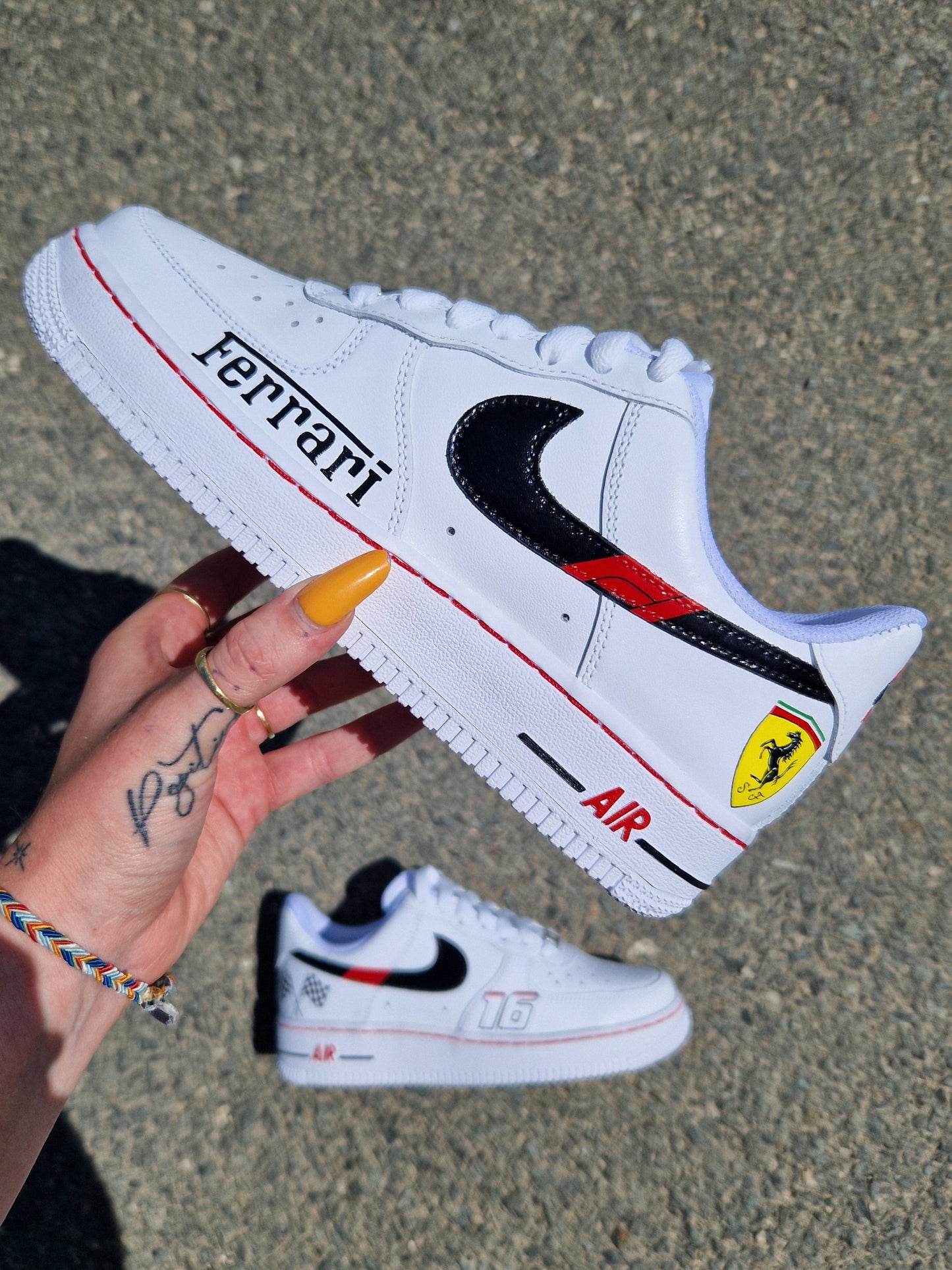 Nike Air Force 1 personalizadas de Ferrari: swoosh negros, logo F1 y logos de Ferrari pintados a mano en los laterales externos para un estilo elegante y deportivo.