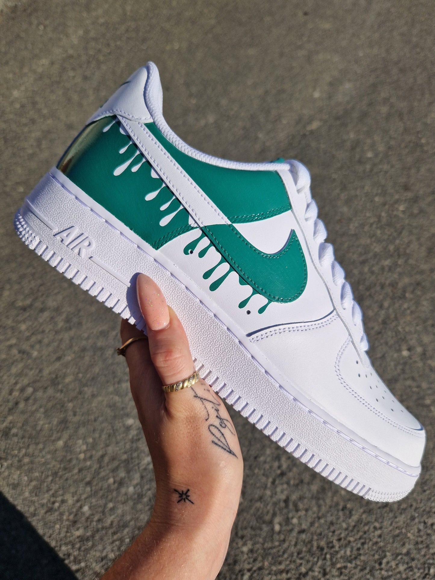 Zapatilla derecha de Nike Air Force 1 custom con gotas de pintura asimétricas en el lateral externo, pintadas a mano con color elegido por el cliente.