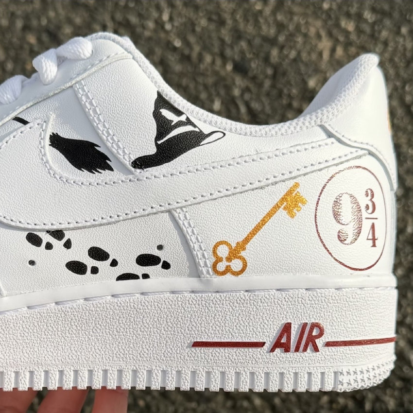 Nike Air Force 1 vue sur l'avant custom avec symboles Harry Potter peints en noir, rouge et doré