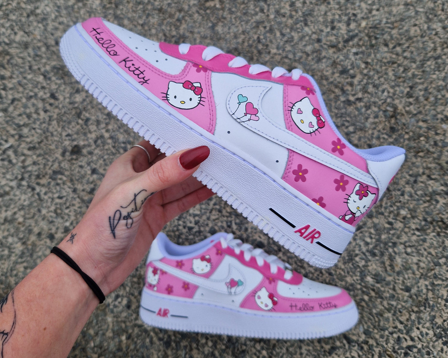 Nike Air Force 1 full custom – Hello Kitty en rose avec motifs floraux et lettrage à l’avant