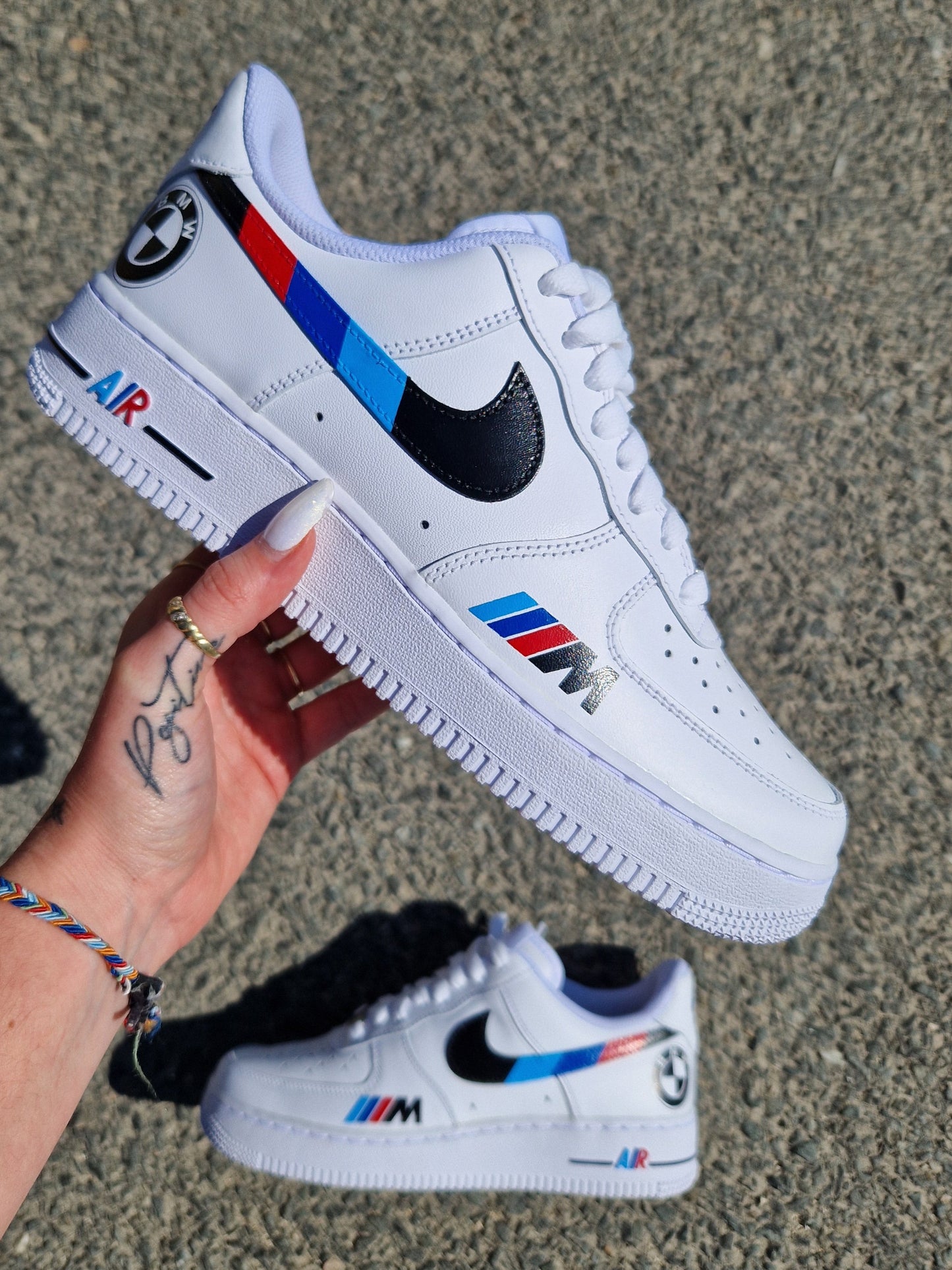 Nike Air Force 1 customisée avec les couleurs BMW Motorsport sur les swoosh, logo BMW à l’arrière et logo Motorsport peint à l’avant. Design peint à la main.
