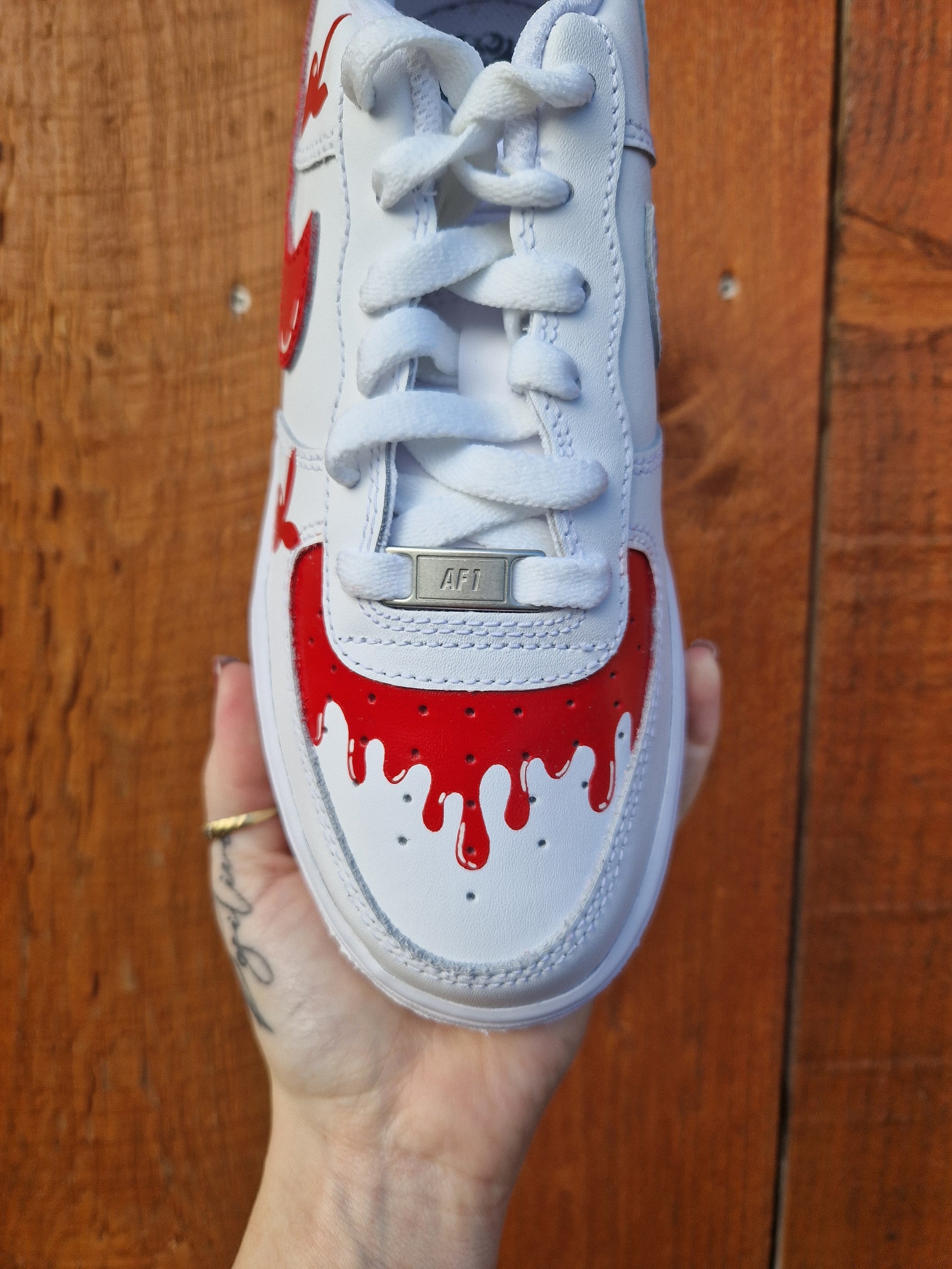 Nike Air Force 1 custom avec 3 logos Playboy rouges et swoosh assorti à effet dégoulinant – couleur personnalisable. Vue sur l'avant.