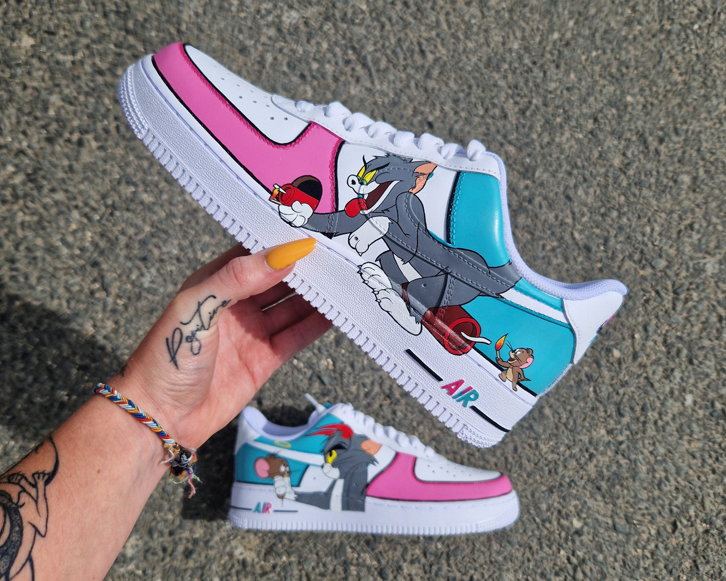 Nike Air Force 1 full custom – Tom & Jerry ensemble sur chaque chaussure, design cartoon bleu et rose