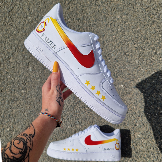 Nike Air Force 1 custom avec quatre swoosh en dégradé jaune et rouge, logo Galatasaray à l’arrière et quatre étoiles sur l’avant.