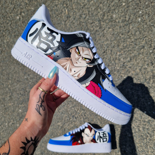 Nike Air Force 1 personalizada – full custom Goku SSJ4 y Vegeta SSJ4, fondo azul y logo de Dragon Ball Z.