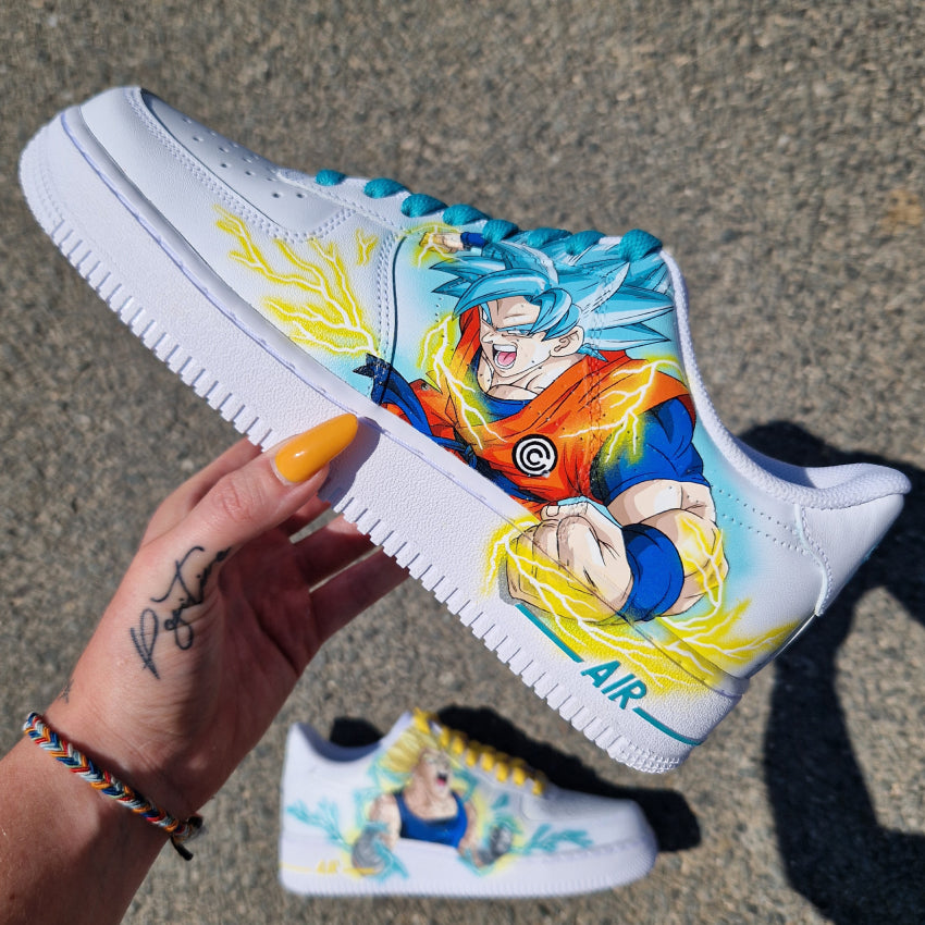 Nike Air Force 1 personalizada – Majin Vegeta y Goku Super Saiyan Blue, diseño inspirado en Dragon Ball, pintadas a mano con efectos de relámpagos.